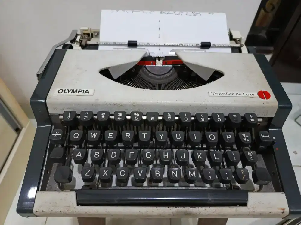 Mesin Tik Manual OLYMPIA Traveller de Luxe
