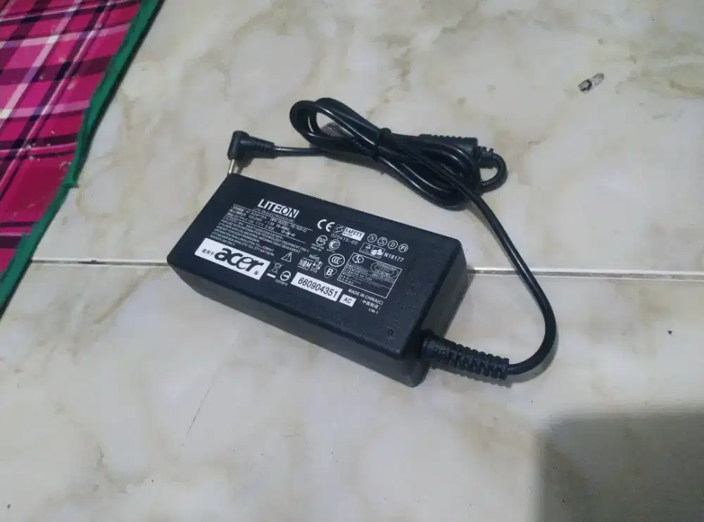 Adaptor Laptop Acer 19v 3.42a Masih baru lubang kecil