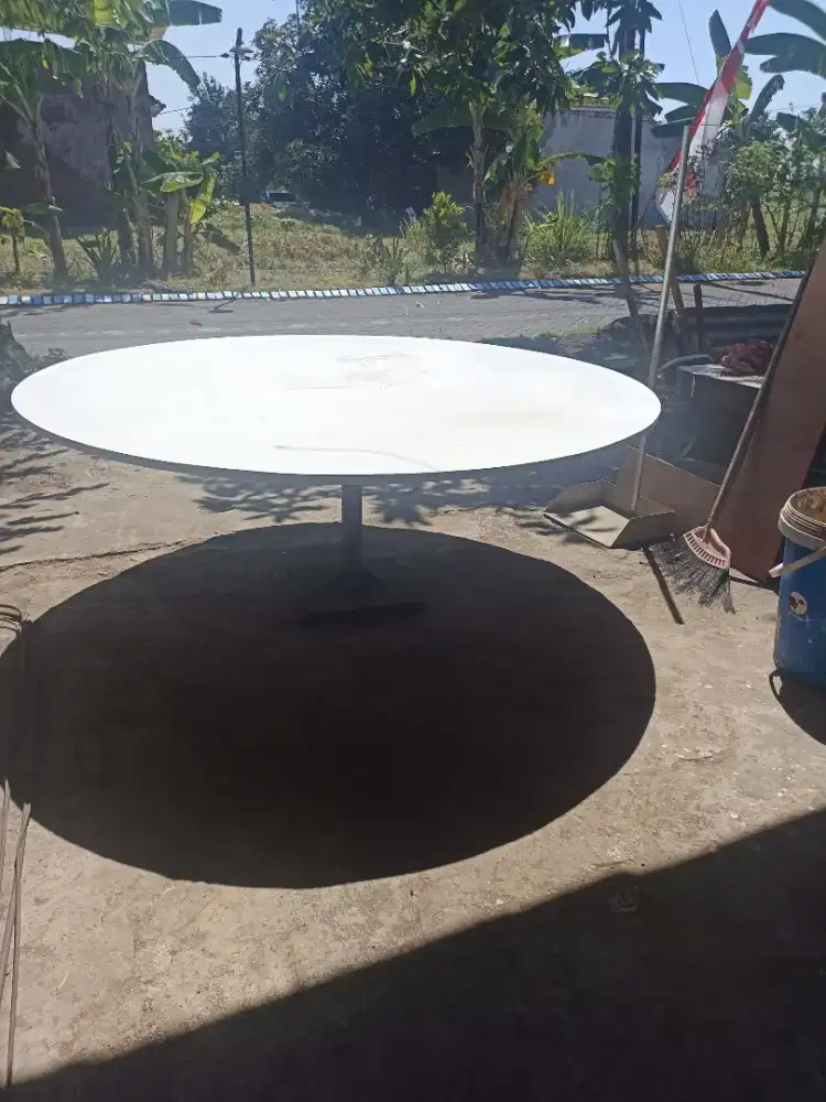 Meja bundar kaki lipat