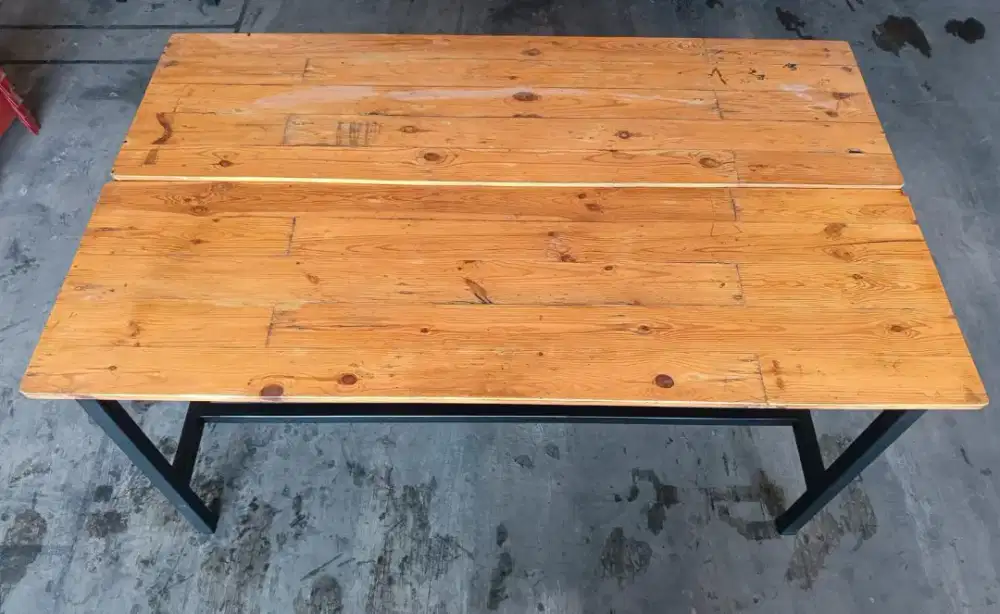 Meja Resto Dari Kayu Dan Kaki Besi Yang Kokoh
