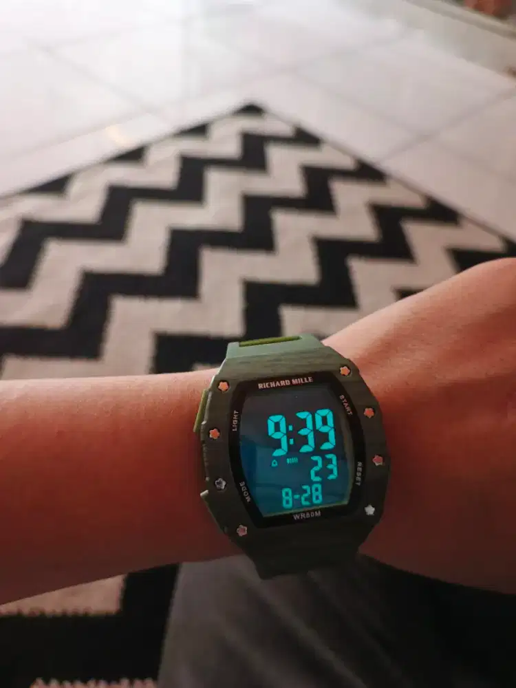 Jam Richard MILLE digital masih bagus mulus jual cepet 225rb
