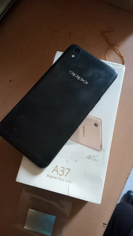 Oppo A37 Bekas (RAM 2GB, Memori 16GB) - Kondisi Normal, Siap Pakai
