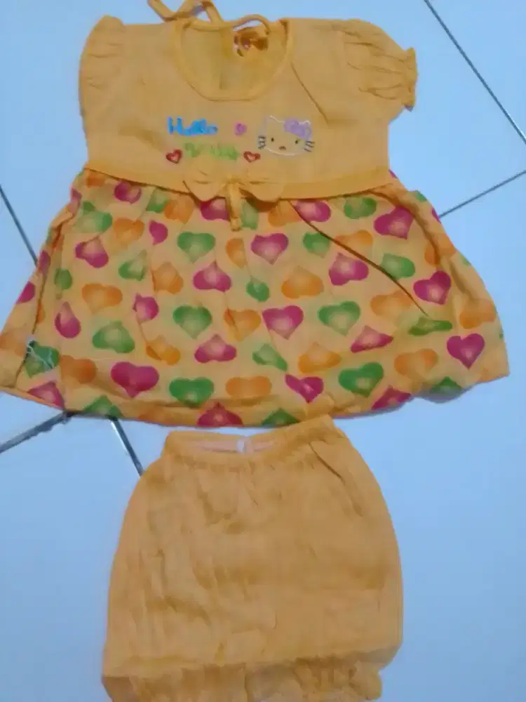 Baju bayi perempuan
