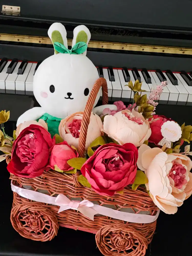 Buket bunga boneka kelinci gift kado hadiah hampers ultah graduation