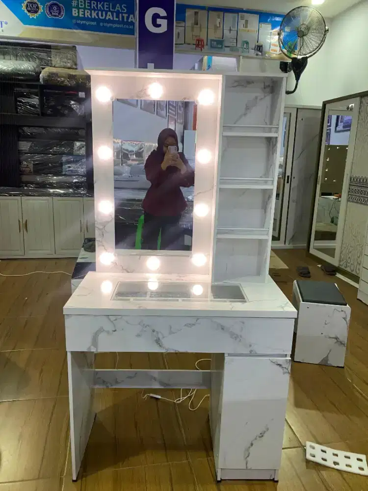 Meja rias lampu minimalis