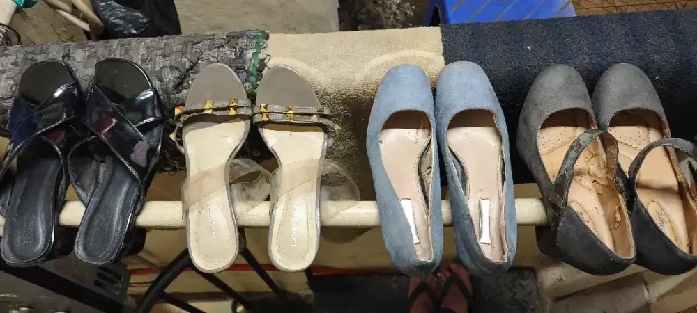 Jual Sepatu Dan sendal wanita bekas pakai