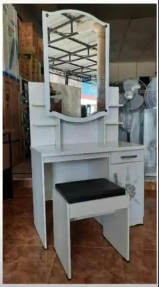 Meja Rias + Puff Cemin Geser MR 1/2 Lengkung