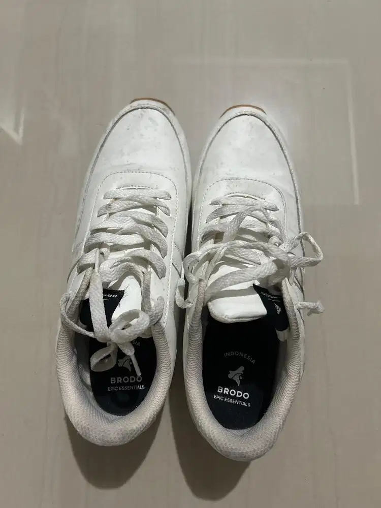SEPATU BRODO PUTIH