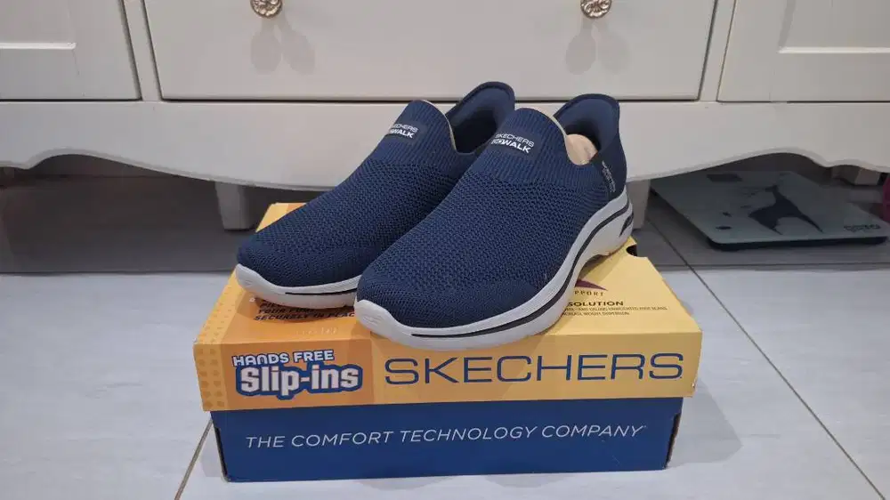 SKECHERS size 43 - Sepatu SKE Go Walk Arch Fit 2.0 - Iconic 2 Navy