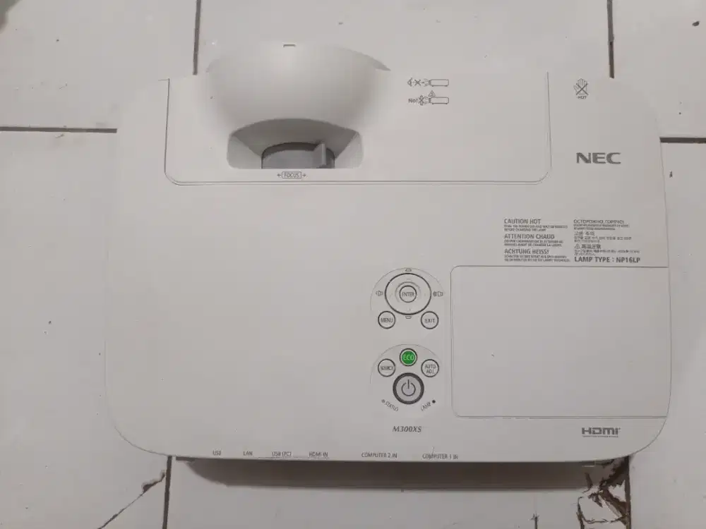 NEC M300XS – Proyektor Short-Throw 3000 lumen, Resolusi XGA (1024×768)