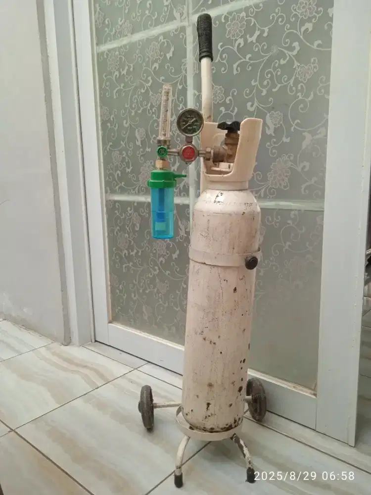 Tabung oksigen dan trolly