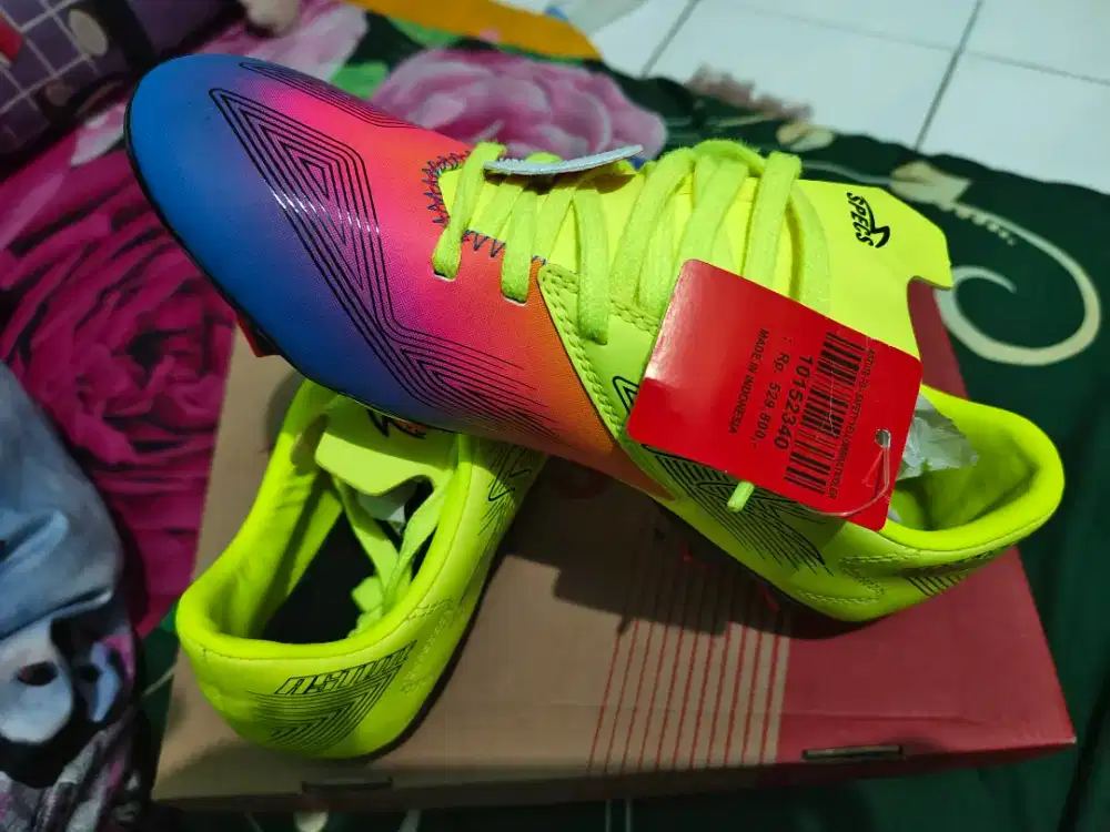 Sepatu bola SPECS
