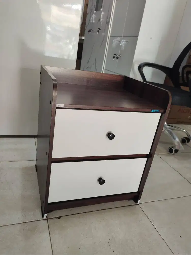 MEJA NAKAS 2 RAK PINTU