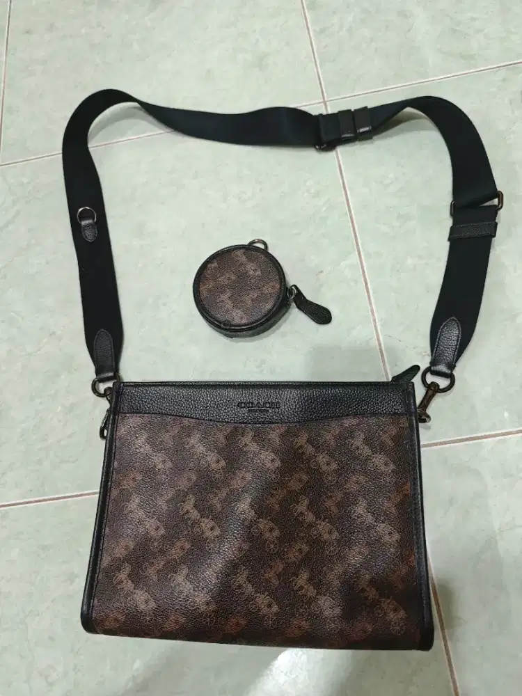 Tas coach pria selempang