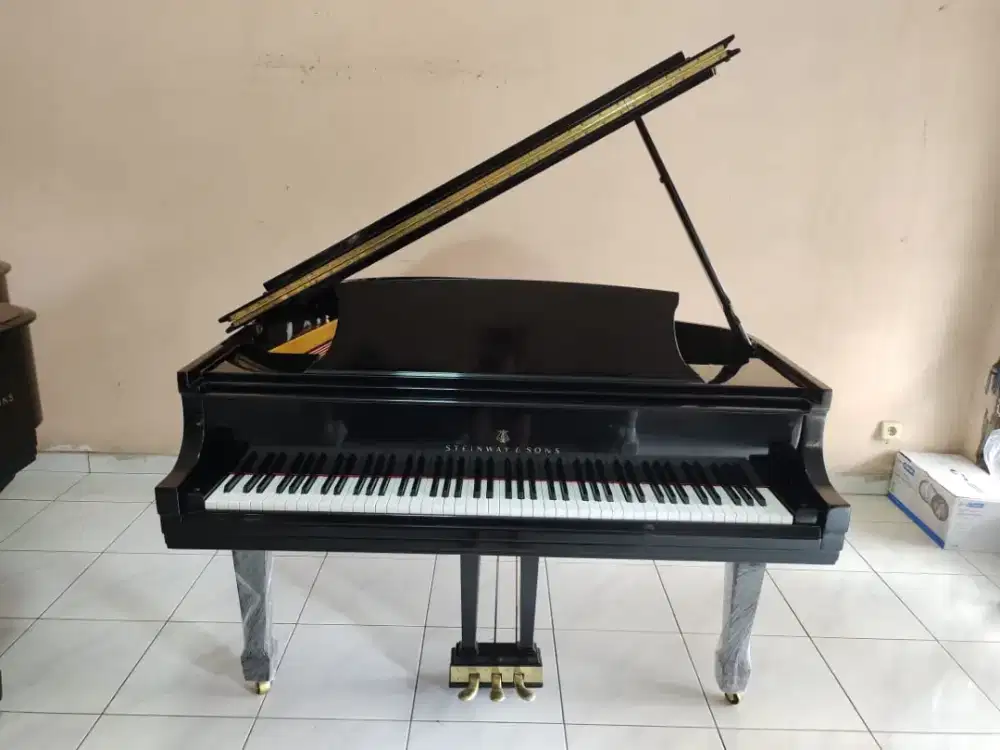 Baby  Piano Steinway & Sons type S-155 Hamburg SV Jerman