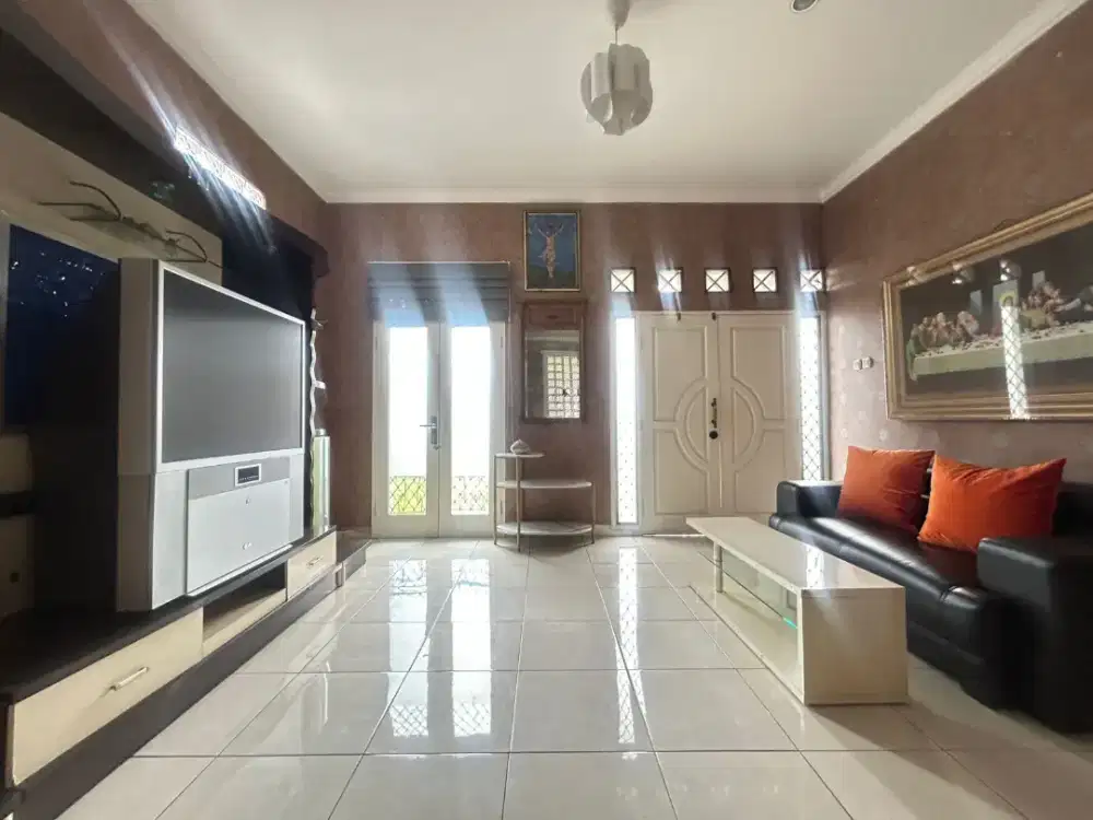 Rumah Mewah cantik rapi dalam cluster siap huni Full Furnish