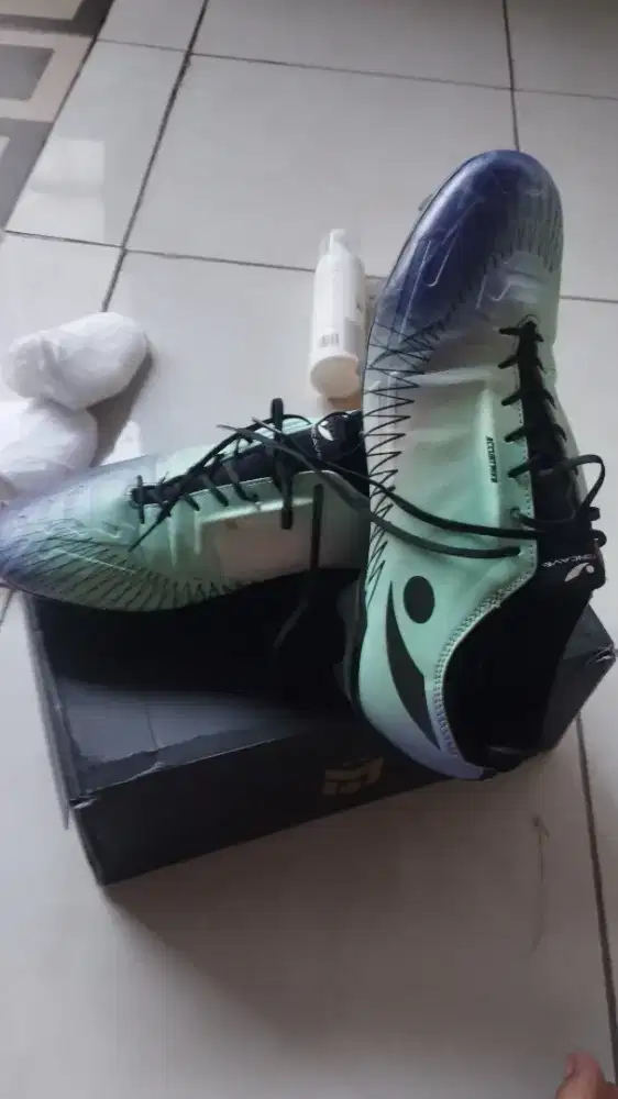 Sepatu sepakbola concave accustrike