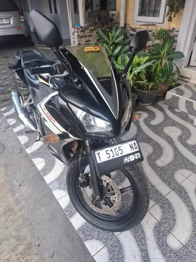 Honda CBR hitam 2015