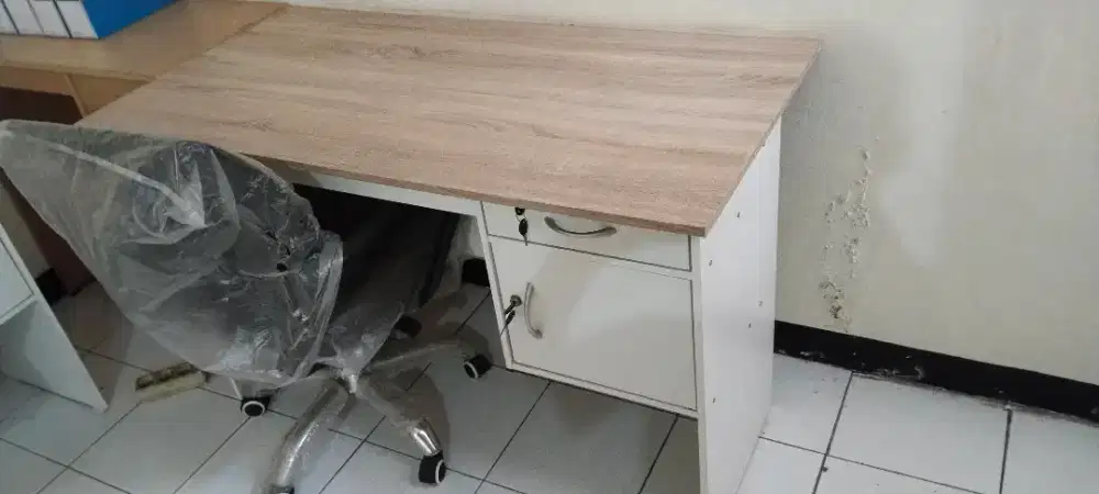 Meja kantor (pake murah)