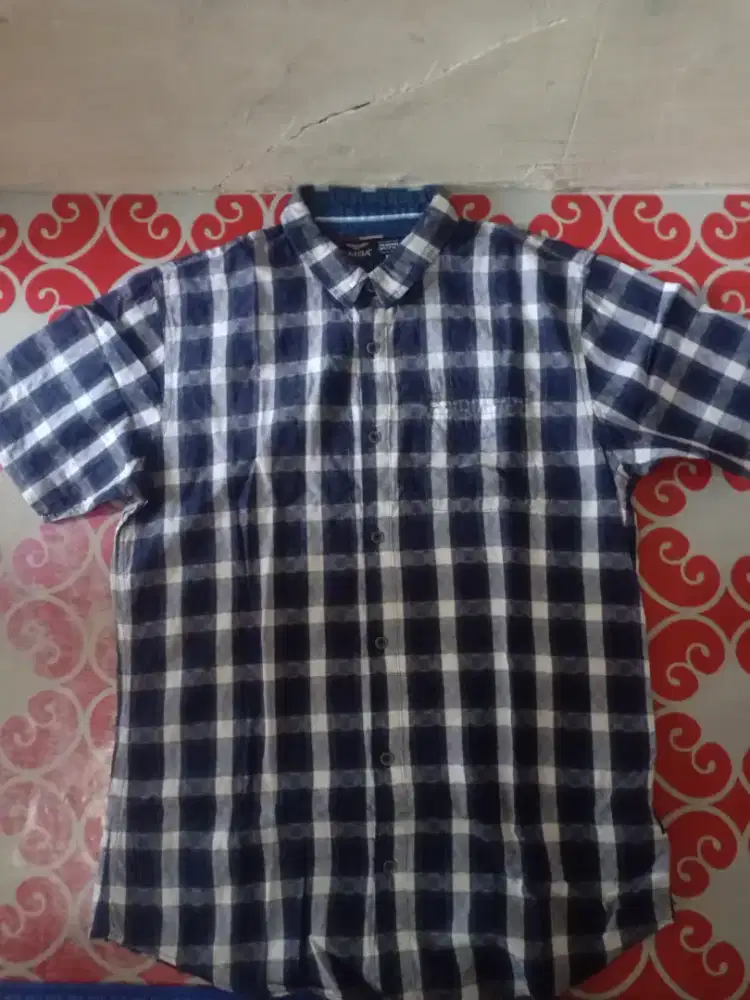 Kemeja kotak dan polos