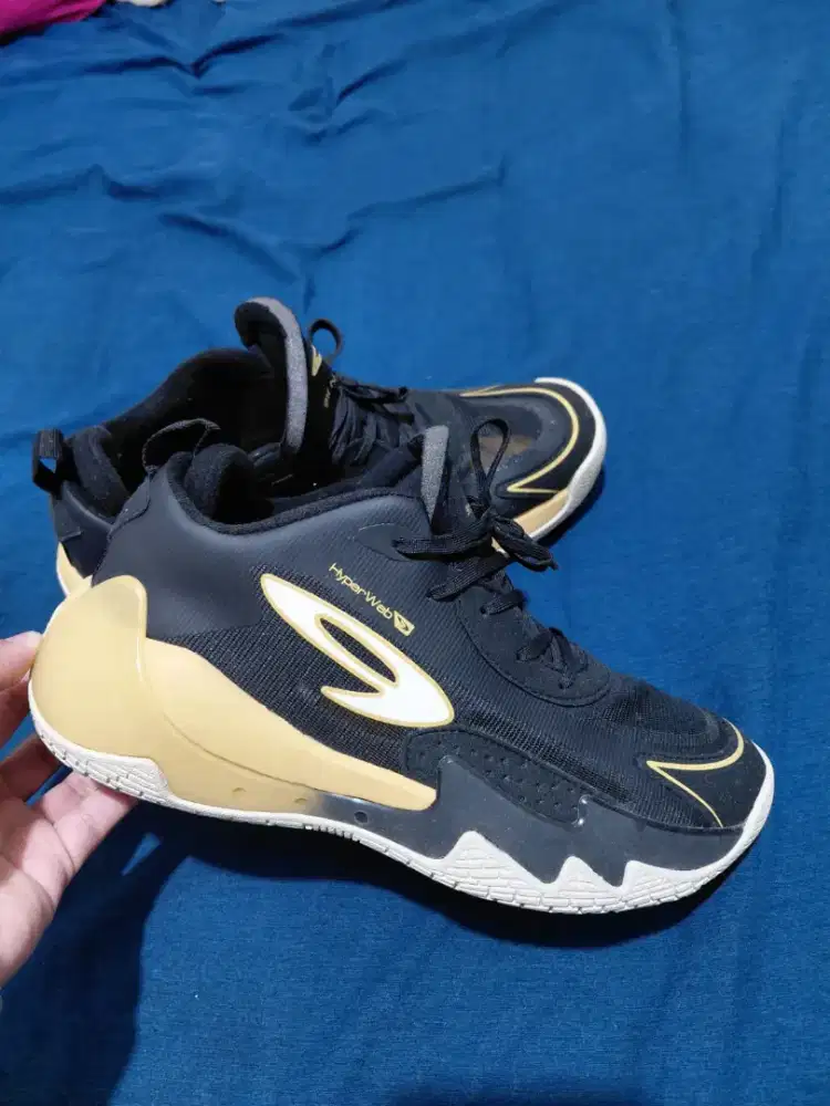SEPATU BASKET NINETEN 910 NAKAMI.