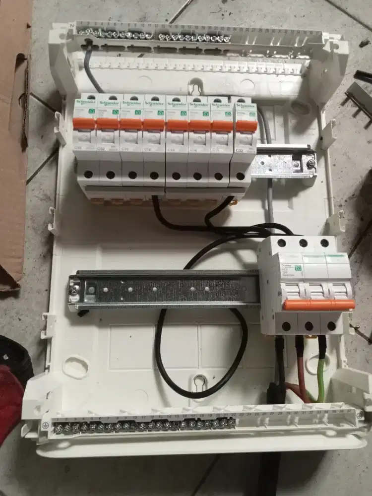 Jasa renovasi rumah.. Intalasi listrik. Atap las listrik. Kanopi. Dll