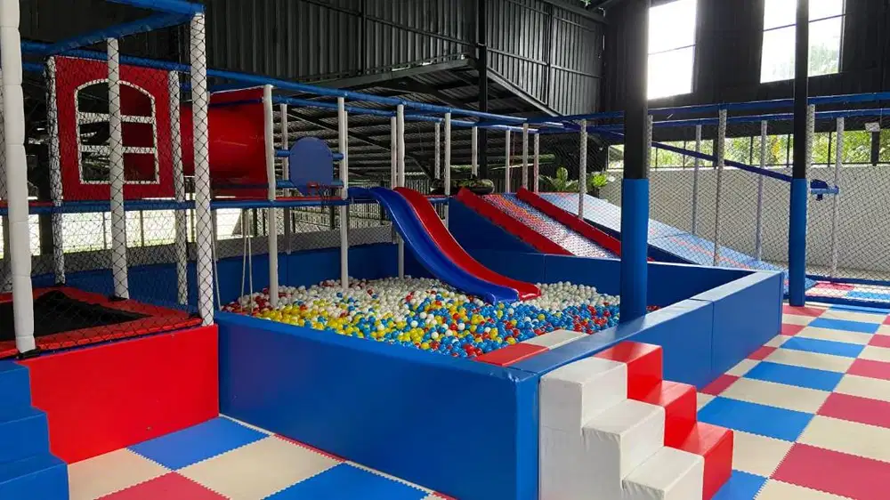 playground indoor lengkap perosotan bola warna warni