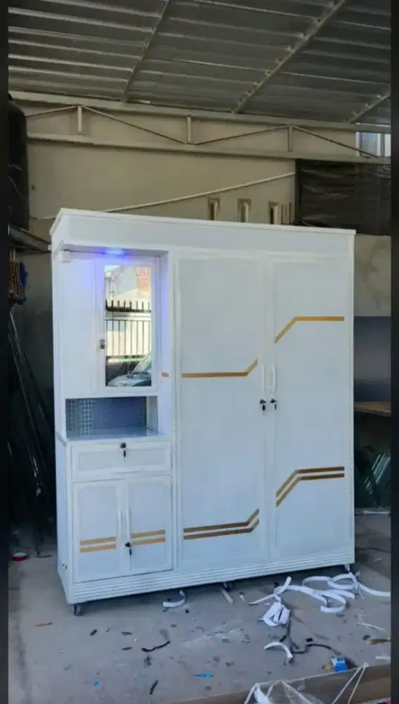 Lemari 3p tarik hias+lampu hias