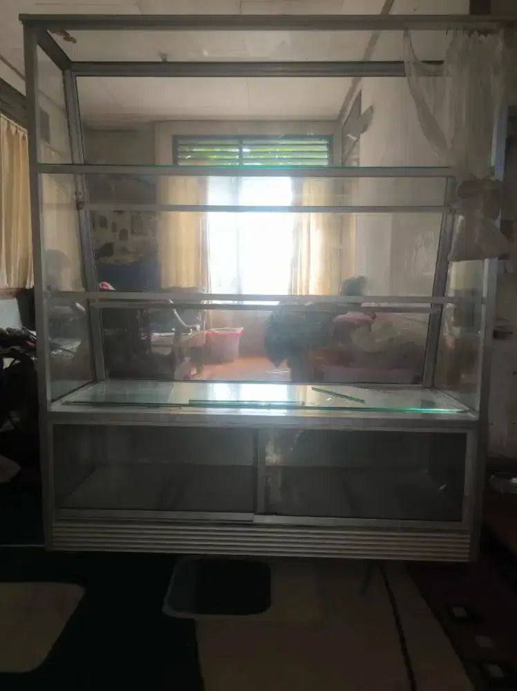 Lemari Etalase Susun