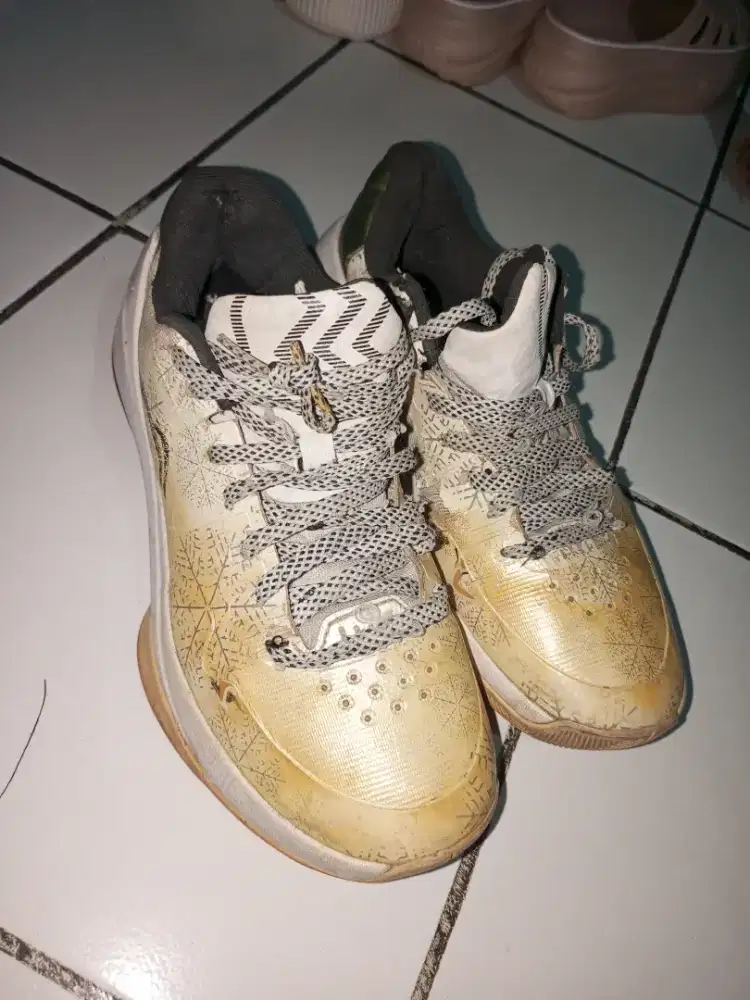 Sepatu basket Li-Ning 40