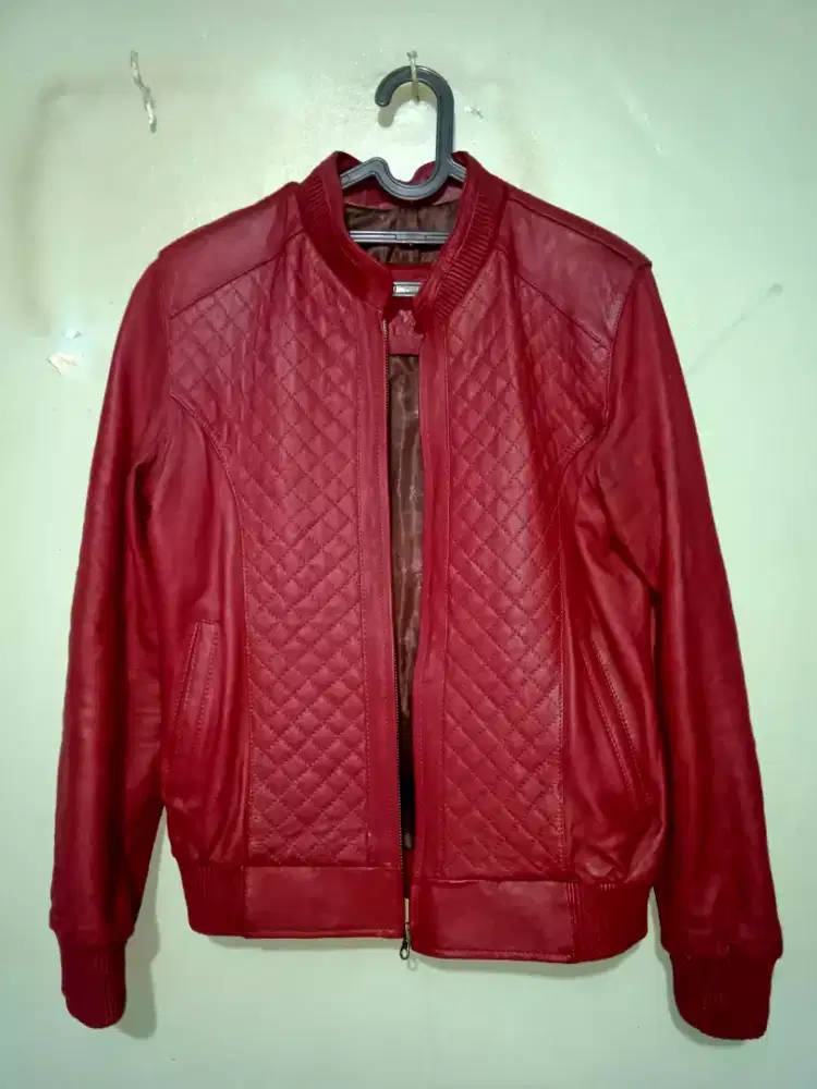 Dijual jaket kulit originial, untuk perempuan, kondisi second msh baik