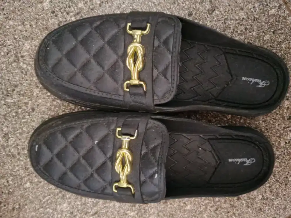 Dijual sepatu sandal ringan bekas size 39