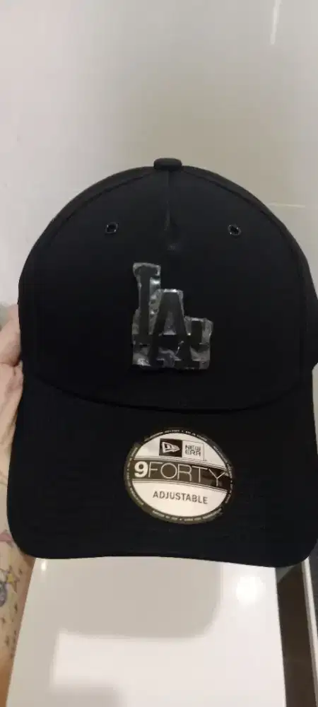 Topi cwe/cwo LA hitam logo plat besi