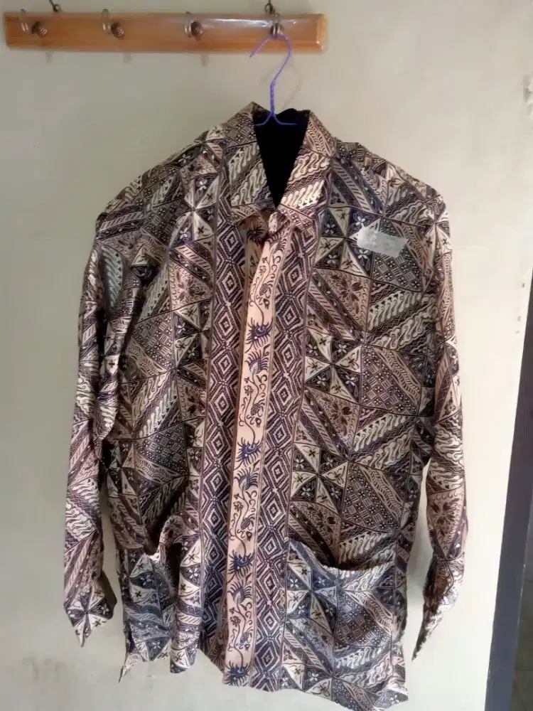 Kemeja Batik halus Solo dengan lapisan furing.