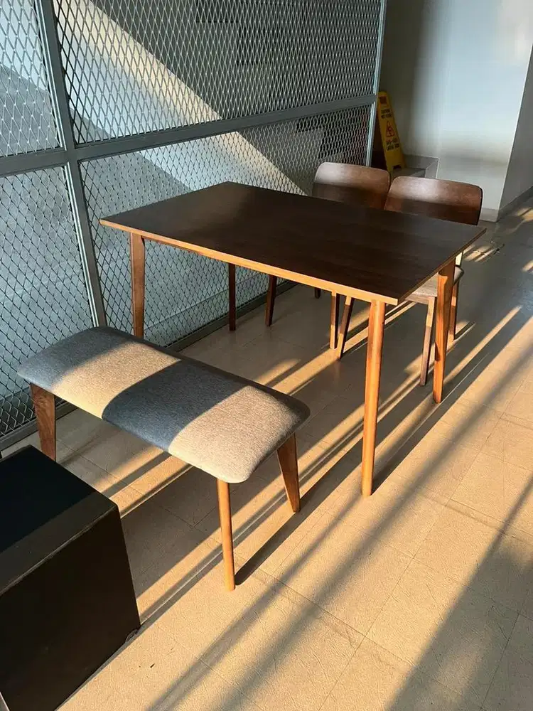 Set Meja Kursi dan Bangku Panjang Informa Bekas warna walnut cantik