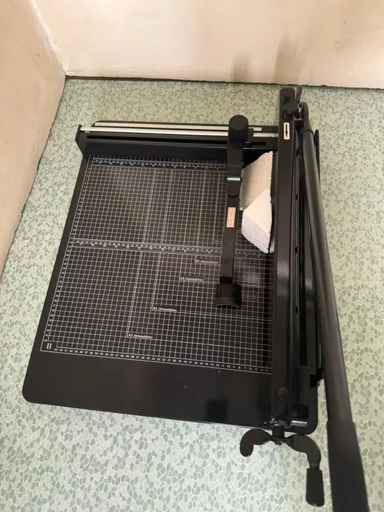 Mesin pemotong kertas 1 Rim  A3 858 kualitas masih bagus mulus