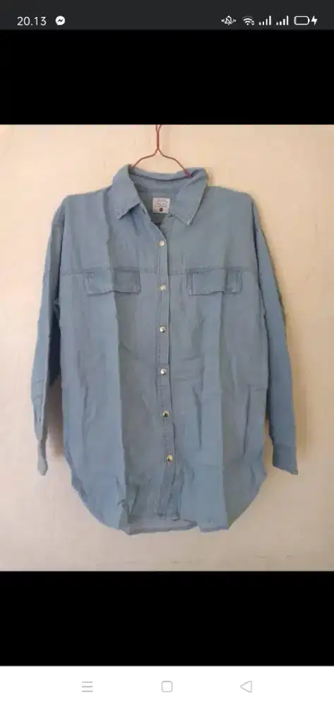 Kemeja denim biru muda dan tua.