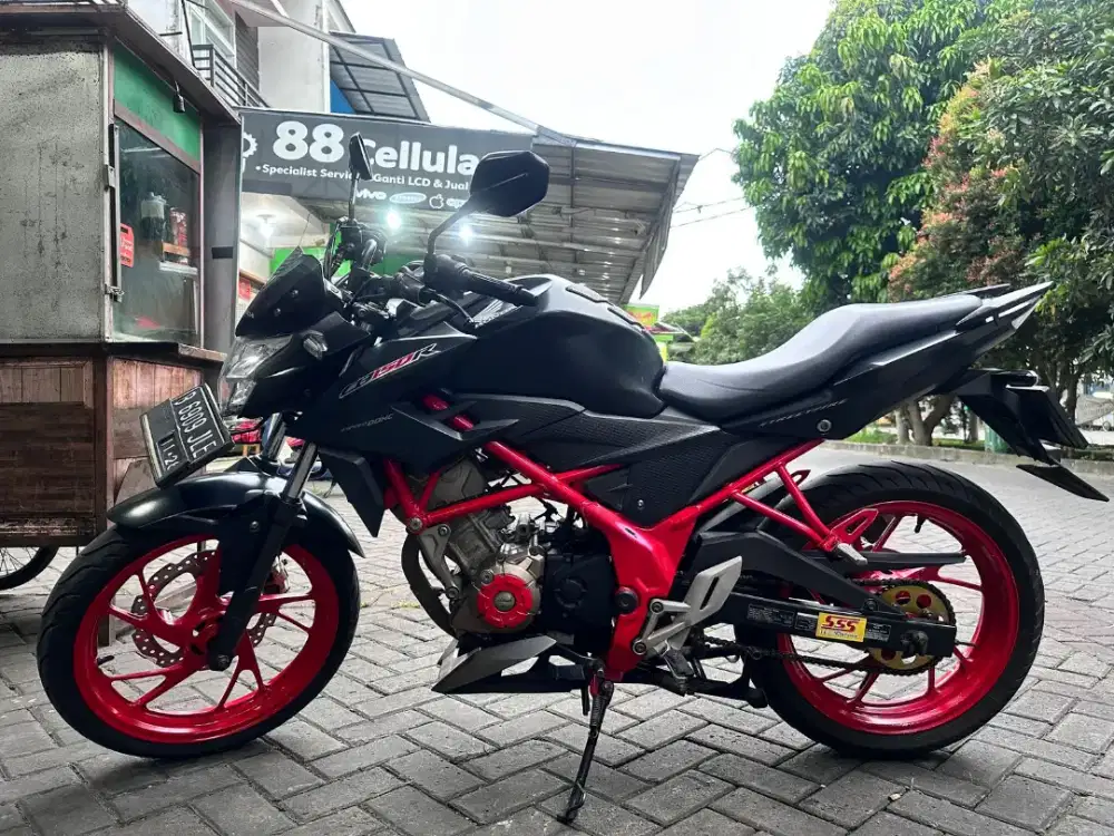 Honda cb150r 2016