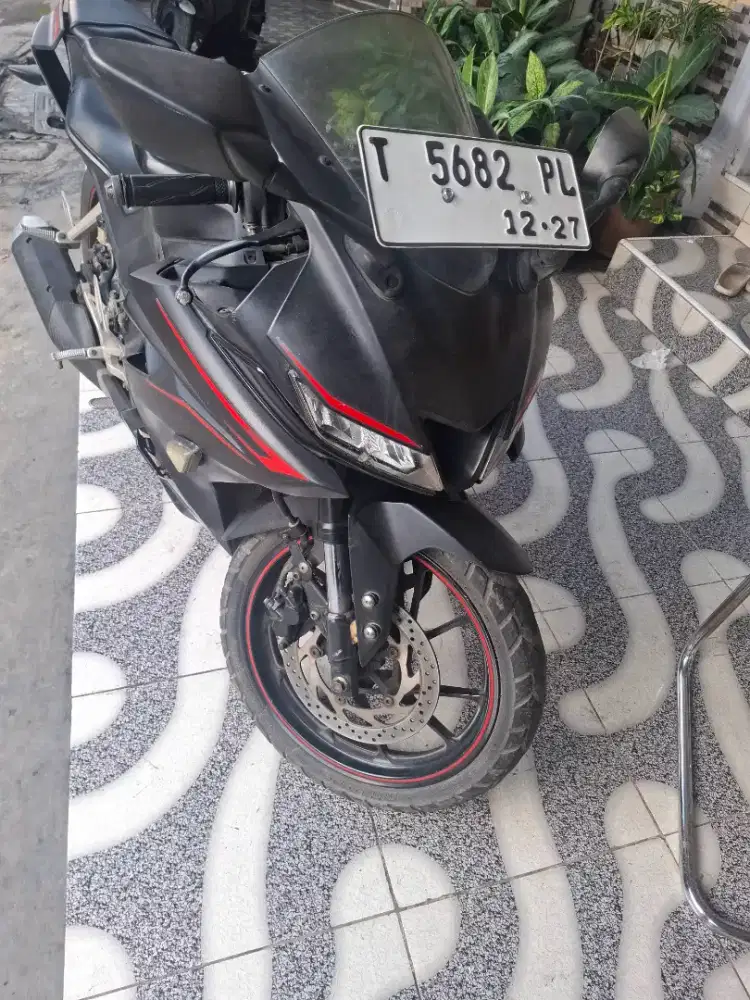 Yamaha R 15 V3 hitam