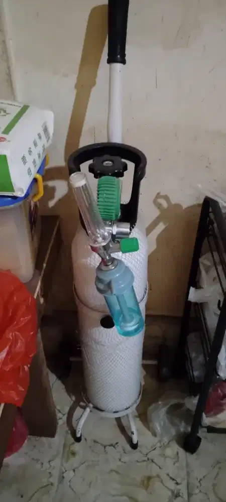 Tabung oksigen + regulator + sorongan.