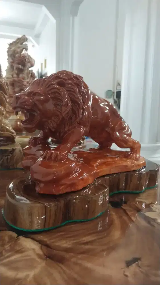 Patung singa dari batu alam