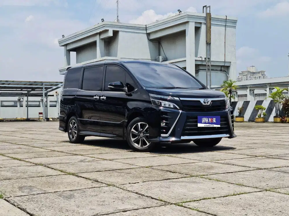Good Condition !!! Toyota Voxy 2.0 AT 2021 Hitam KM 63RB