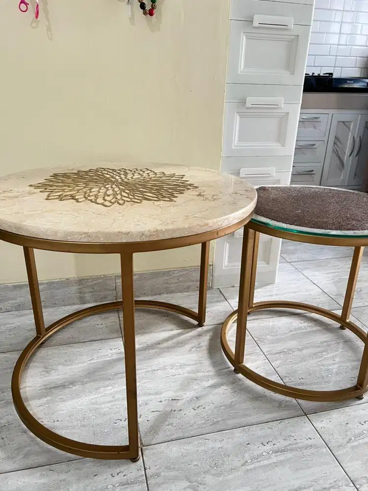 Meja marmer dan kaca