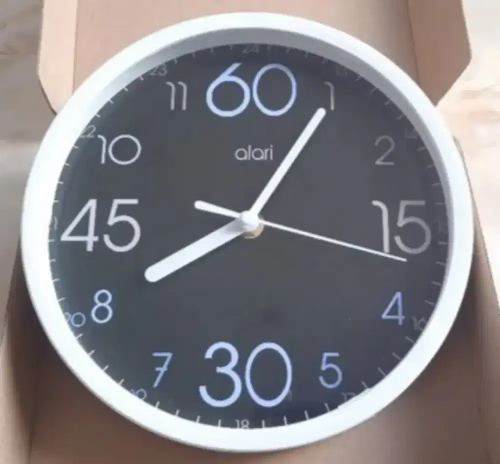 Jam Dinding Alari 25cm Hitam Gratis Baterai