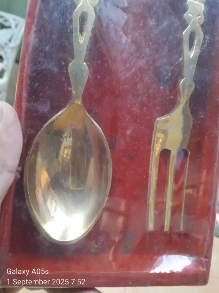 Pajangan sendok garpu kuningan