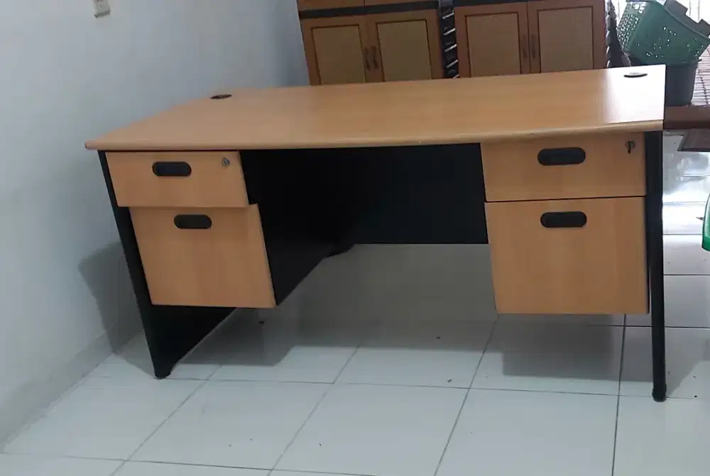 Meja Kantor Jumbo