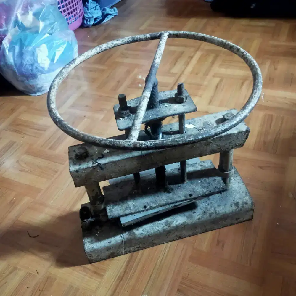 Mesin matrass emboss kulit