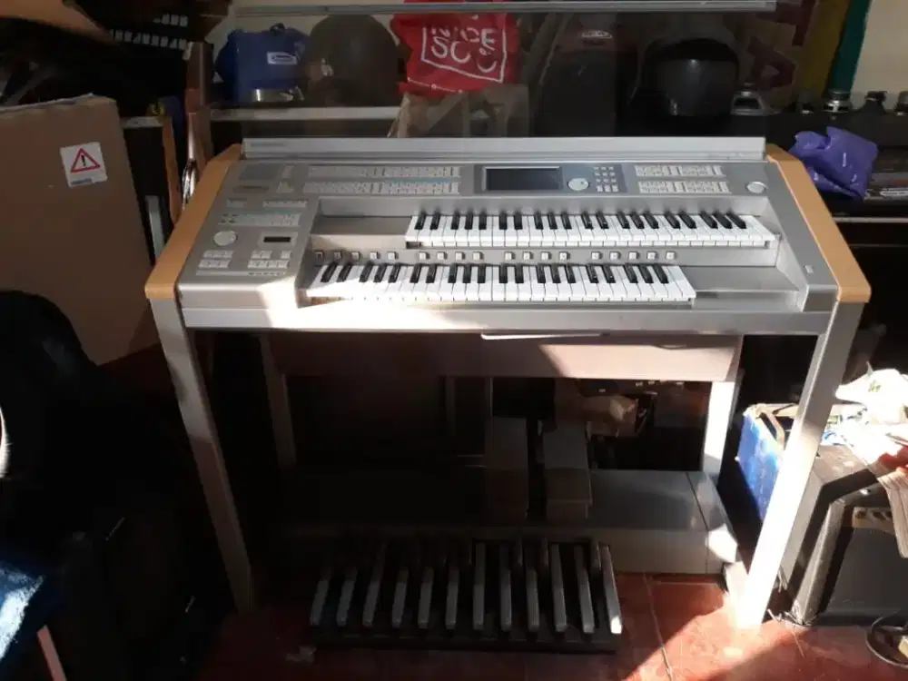 Yamaha Electone  Stagea ELS01C.just like new