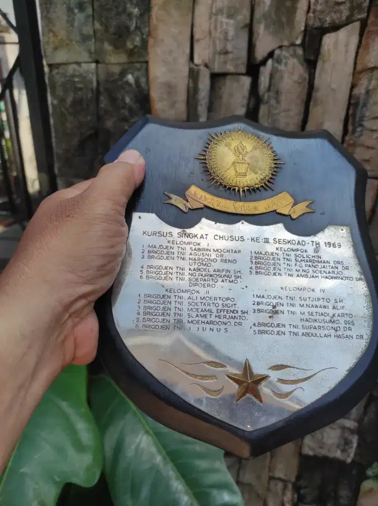 Cocok di atas meja kantor plakat kenang kenangan dari Seskoad bintang