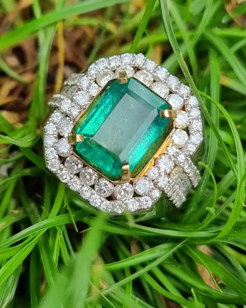 Cincin Permata Emerald Ring Emas Berlian